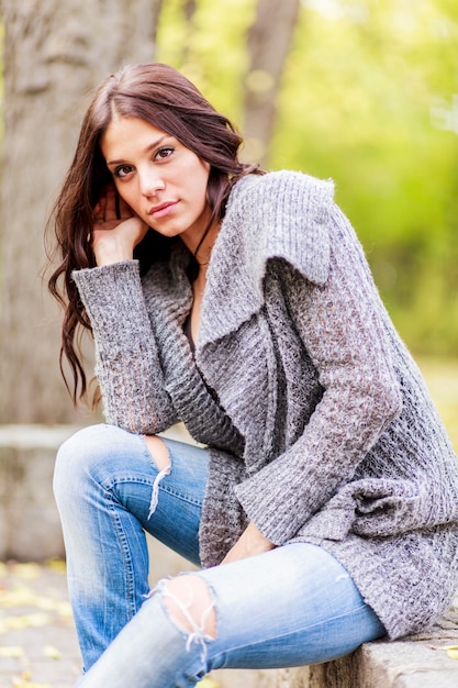 Jonge vrouw in herfst park