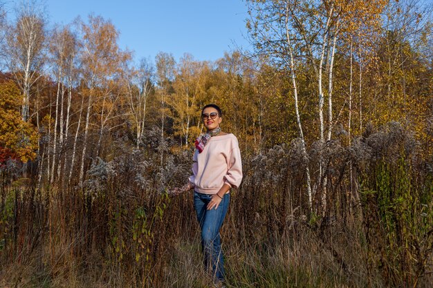 Jonge vrouw in herfstbos