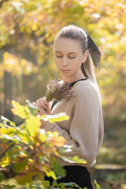 Jonge vrouw in het bos