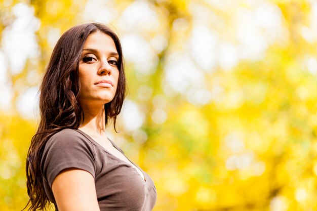 Jonge vrouw in het de herfstbos