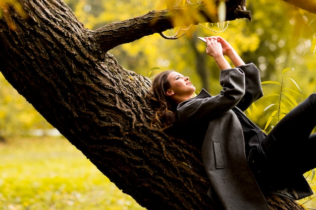 Jonge vrouw in het de herfstpark