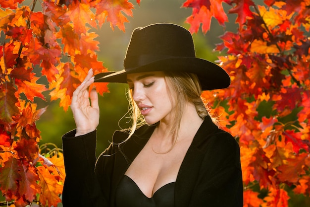 Jonge vrouw in het herfstpark warm zonnig weer herfst concept hallo herfst gelukkige vrouw met herfst schreeuw