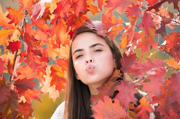 Jonge vrouw in het herfstpark warm zonnig weer herfst concept hallo herfst gelukkige vrouw met herfst schreeuw