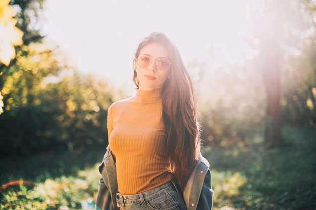 Jonge vrouw in het herfstpark