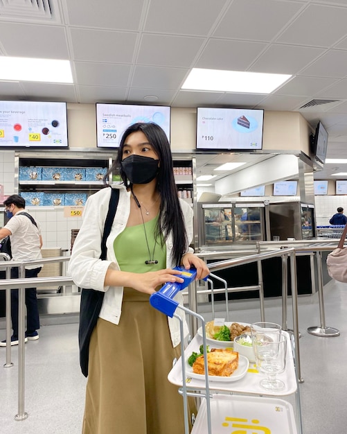 Foto jonge vrouw in het laboratorium.