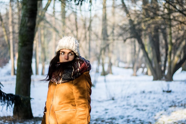 Jonge vrouw in het park in de winter