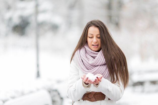 Jonge vrouw in het park in de winter