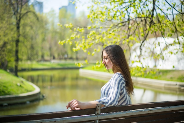 Jonge vrouw in het park in het vroege voorjaar