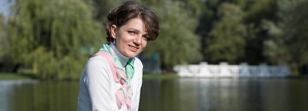 Jonge vrouw in het park Leuk meisjesportret in Franse stijl