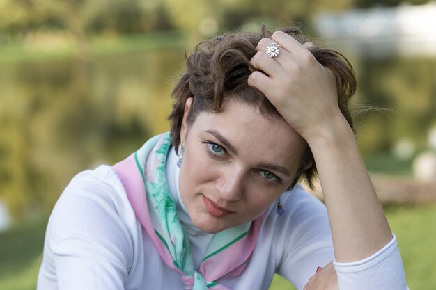 Foto jonge vrouw in het park. leuk meisjesportret in franse stijl.