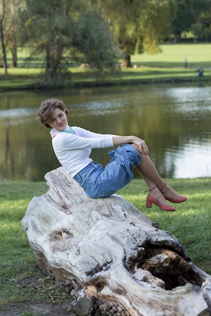 Jonge vrouw in het park. Leuk meisjesportret in Franse stijl.