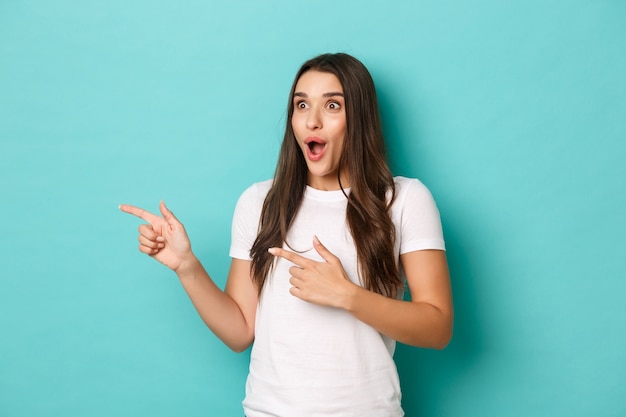 Jonge vrouw in het witte T-shirt poseren