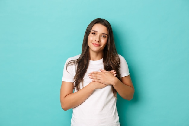 Jonge vrouw in het witte t-shirt poseren