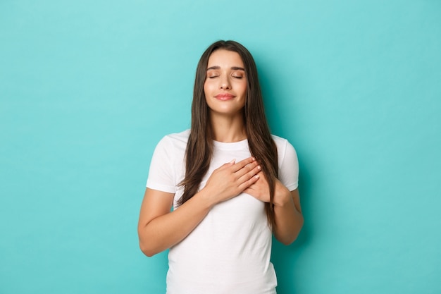 Jonge vrouw in het witte T-shirt poseren