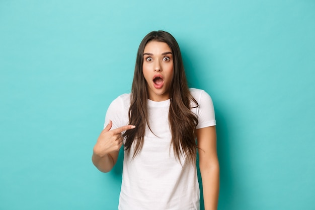 Jonge vrouw in het witte T-shirt poseren