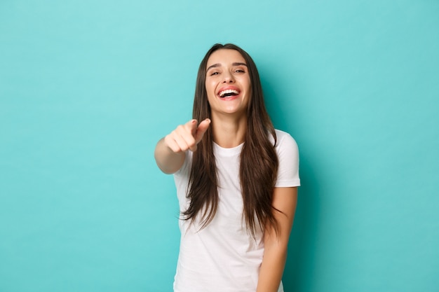 Jonge vrouw in het witte T-shirt poseren