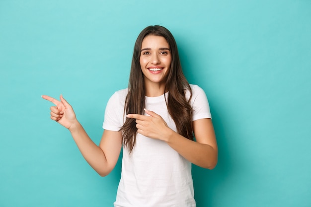 Jonge vrouw in het witte T-shirt poseren