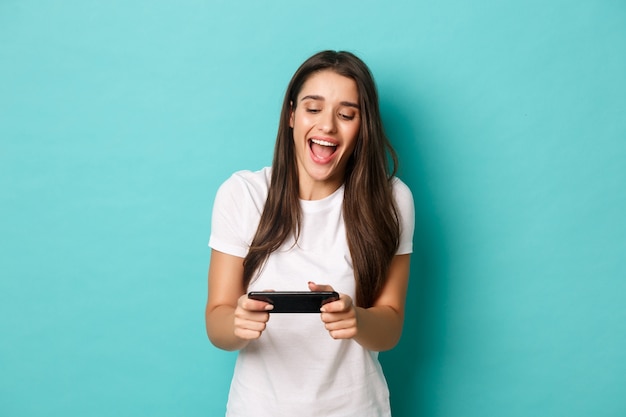 Jonge vrouw in het witte T-shirt poseren