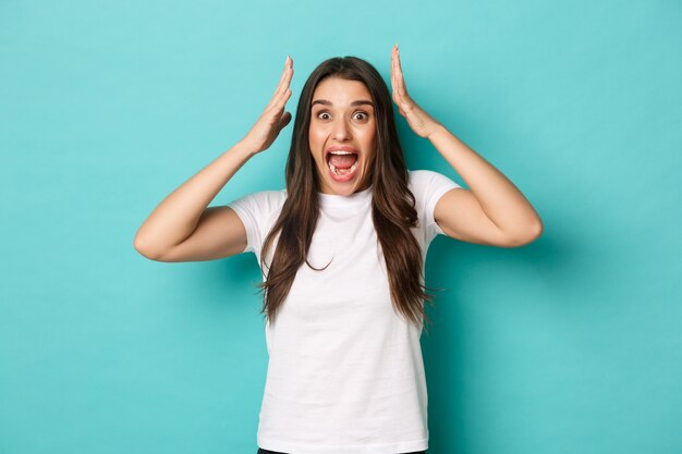 Jonge vrouw in het witte T-shirt poseren