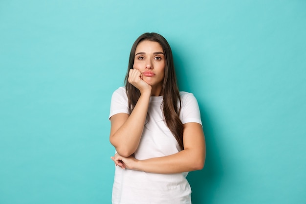 Jonge vrouw in het witte T-shirt poseren