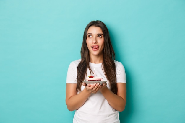 Jonge vrouw in het witte T-shirt poseren