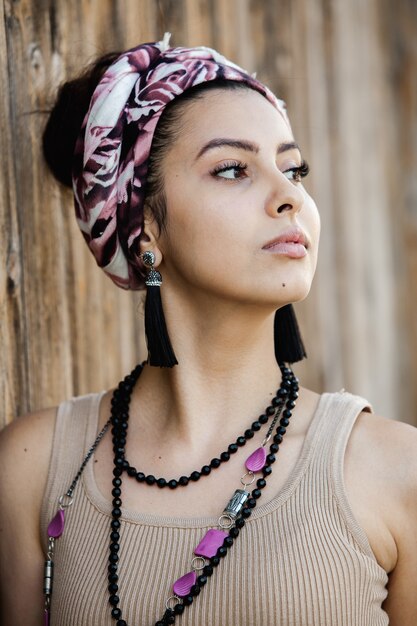 Jonge vrouw in hippiestijl die handgemaakte sieraden draagt