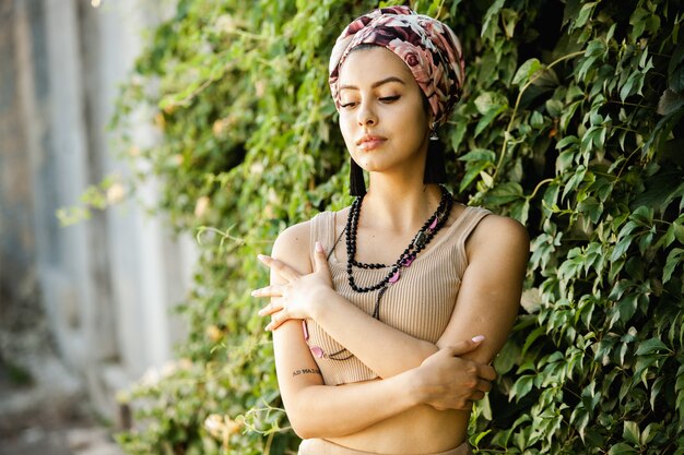 Jonge vrouw in hippiestijl die handgemaakte sieraden draagt