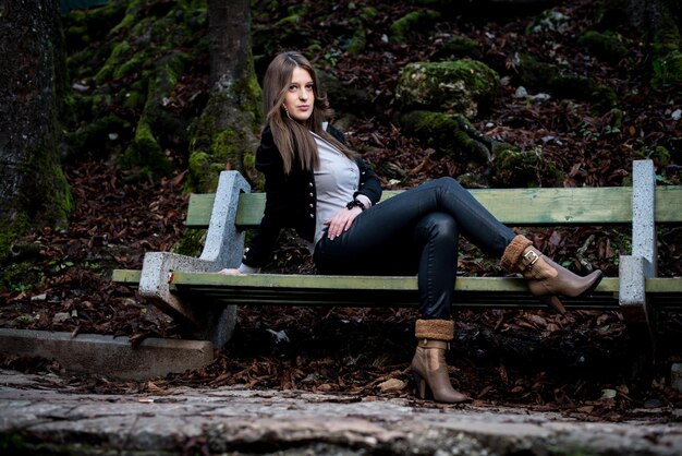 jonge vrouw in jasje zittend op de bank