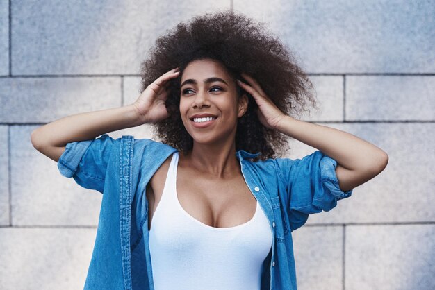 Foto jonge vrouw in jeans jasje vrije stijl op straat geïsoleerd op