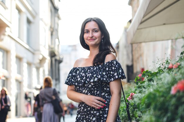 Jonge vrouw in jurk wandelingen in de stad.