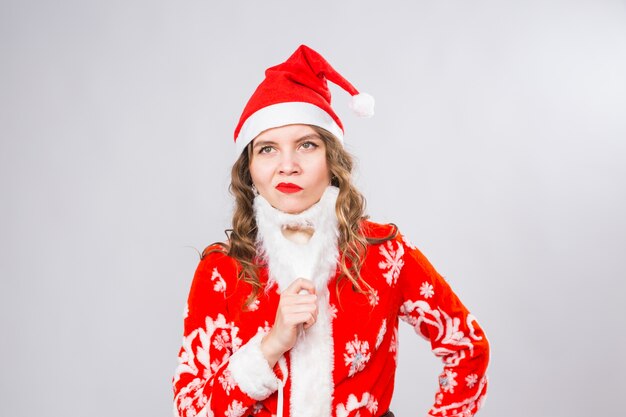 jonge vrouw in kerstman kostuum