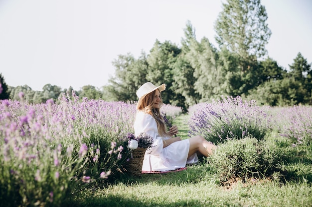 jonge vrouw in lavendelveld