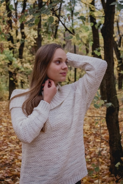 Jonge vrouw in mooi de herfstpark