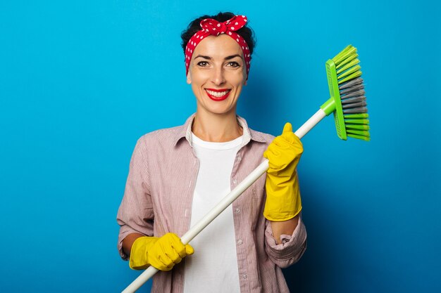 Jonge vrouw in overhemd met het schoonmaken van handschoenen