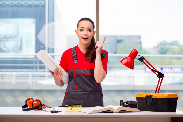 Jonge vrouw in overtrekken die reparaties doen