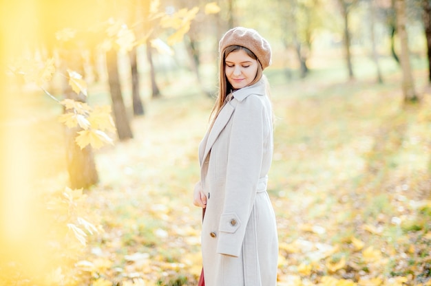 Jonge vrouw in prachtige herfst park