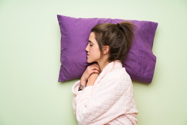 Jonge vrouw in pyjama slapen