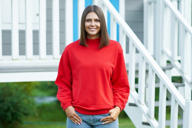 Jonge vrouw in rode blouse. Hoge kwaliteit foto