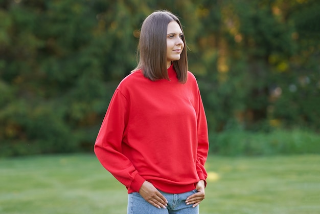 Jonge vrouw in rode blouse. Hoge kwaliteit foto