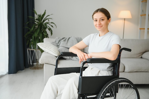 Jonge vrouw in rolstoel thuis