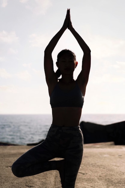 Foto jonge vrouw in sportkleding die yoga doet