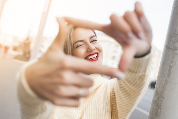 Jonge vrouw in stijlvolle trui