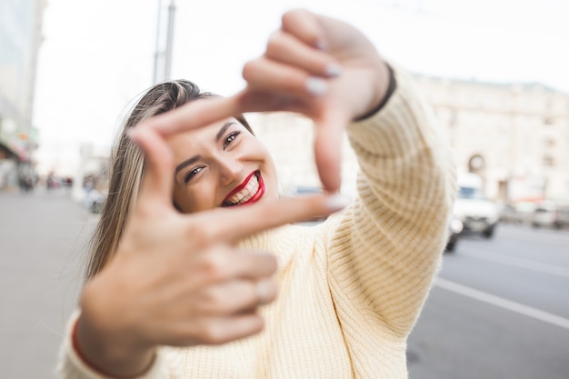 Foto jonge vrouw in stijlvolle trui