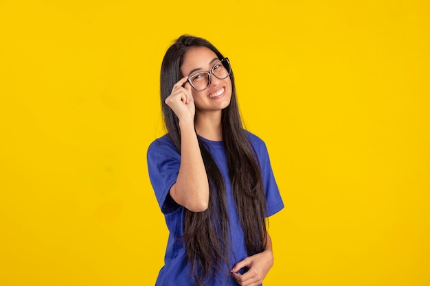 Jonge vrouw in studiofoto met shirt en bril