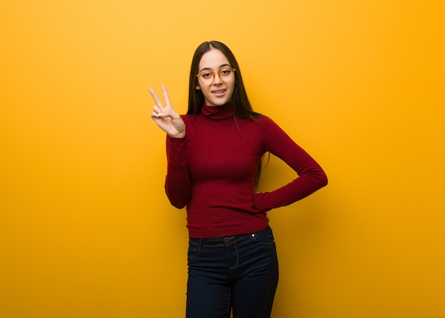 Jonge vrouw in sweater en glazen