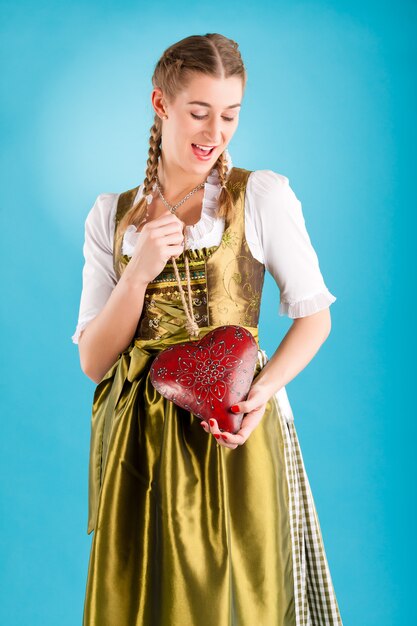 Jonge vrouw in traditionele kleding - dirndl of klederdracht