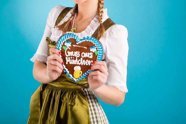 Jonge vrouw in traditionele kleding - dirndl of klederdracht