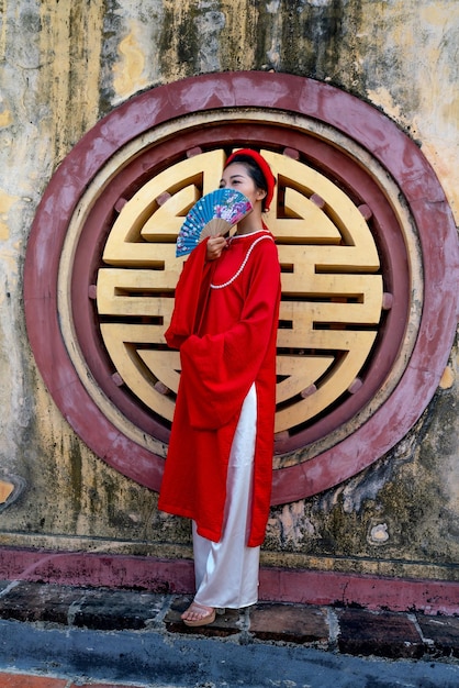 Foto jonge vrouw in traditionele vietnamese kleding foto