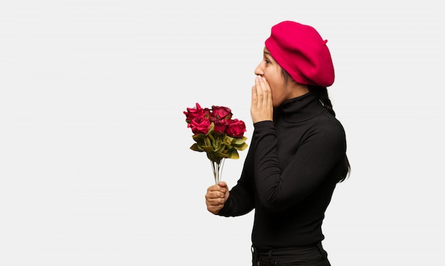 Jonge vrouw in Valentijnsdag fluisteren roddel ondertoon