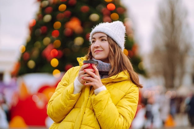 Jonge vrouw in warme winterkleding die zich voordeed op festival Wintervakantie